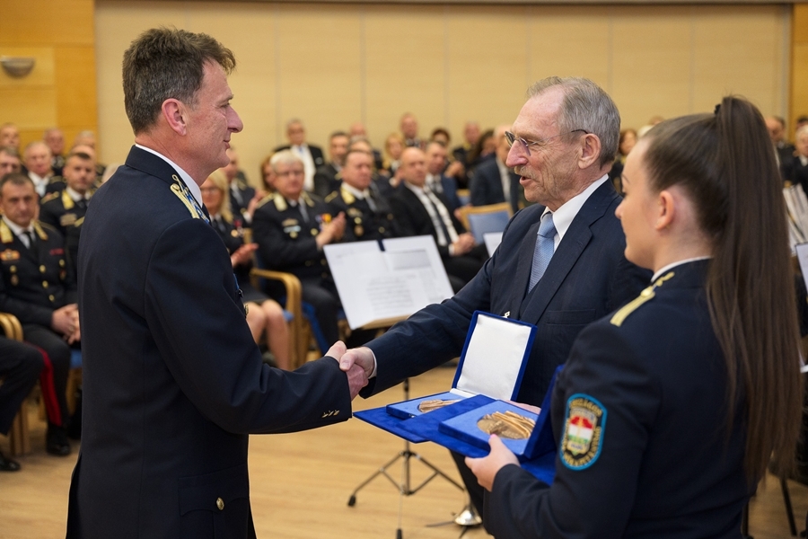 A kiskunhalasi Horváth László lett az év közlekedésrendészeti rendőre