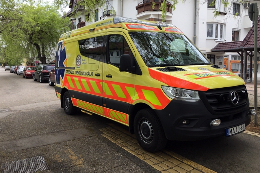 Mentők, rendőrök, tűzoltók a Mátyás téren