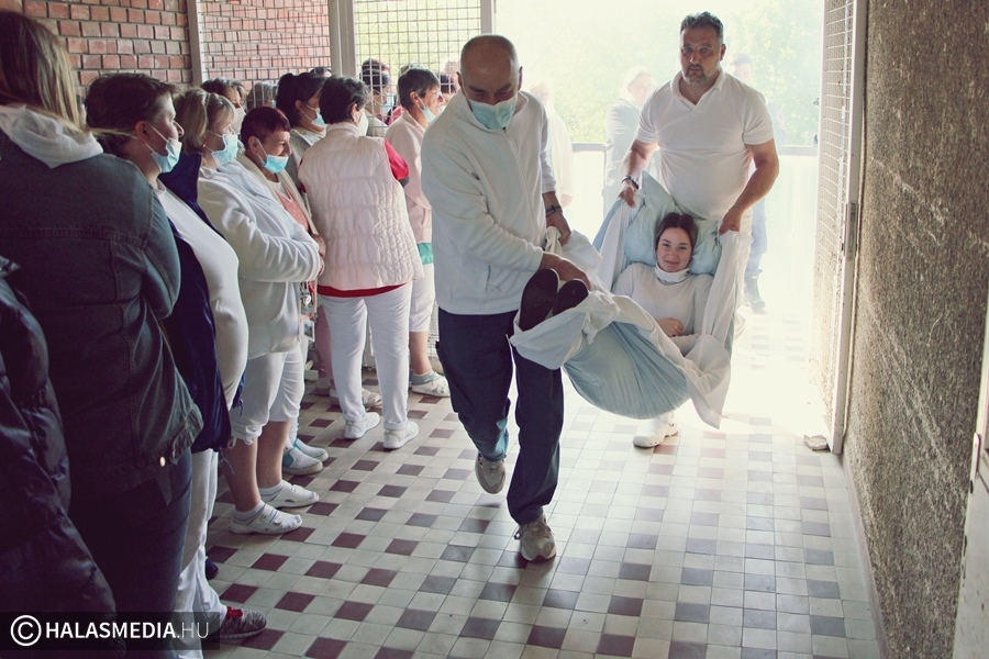 Füst a kórteremben: gyakorlat volt a kórházban (galéria)