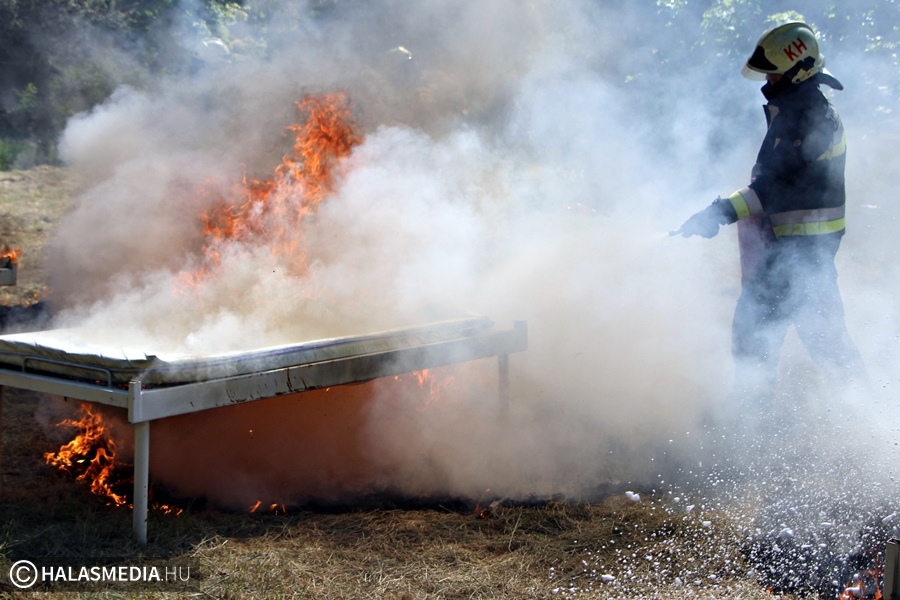 (►) Láng, füst, oxigén: rendhagyó gyakorlatot tartottak a tűzoltók (galéria)