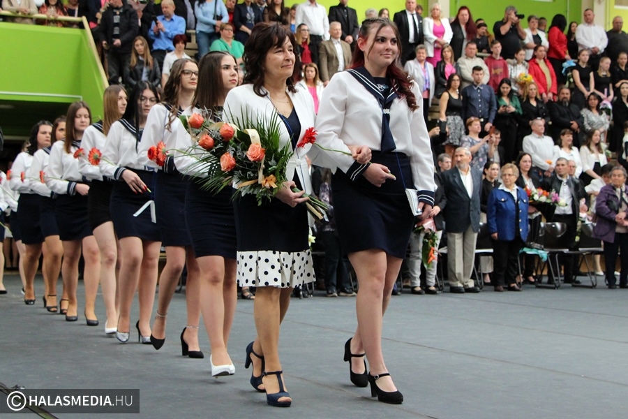 (►) Múlnak a gyermekévek: elballagtak a Dékáni-technikum végzősei (galéria)