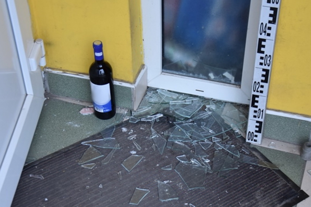 Ismeretlen szempár nézett a sarokból...