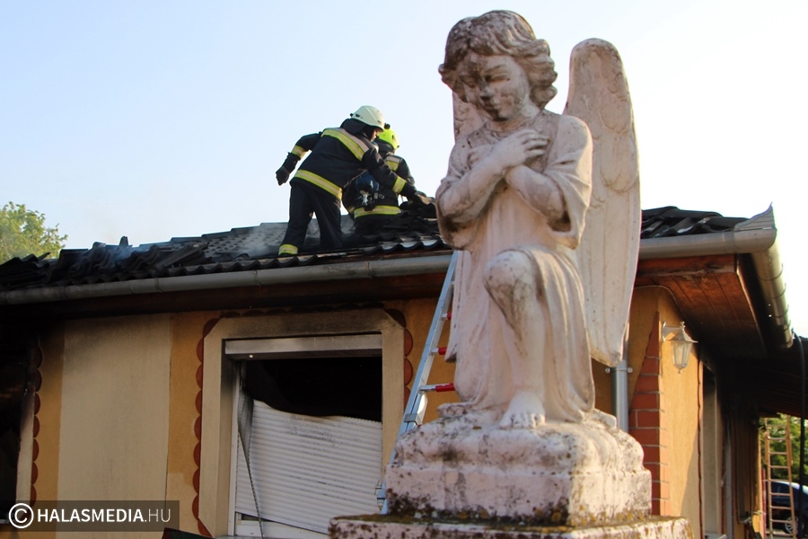 Kigyulladt egy könnyűszerkezetes lakóház a Téglagyári úton (galéria)