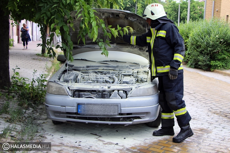 Kigyulladt egy Opel motortere Kiskunhalason (galéria)