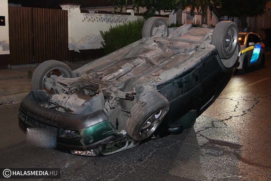 Felborult egy VW a Szász Károly utcán, a sofőr ittasan ült volán mögé (galéria)