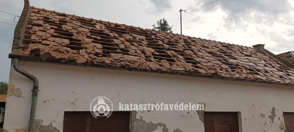 Kiskunhalasi tűzoltók is segítik a baranyai viharkárok elhárítását