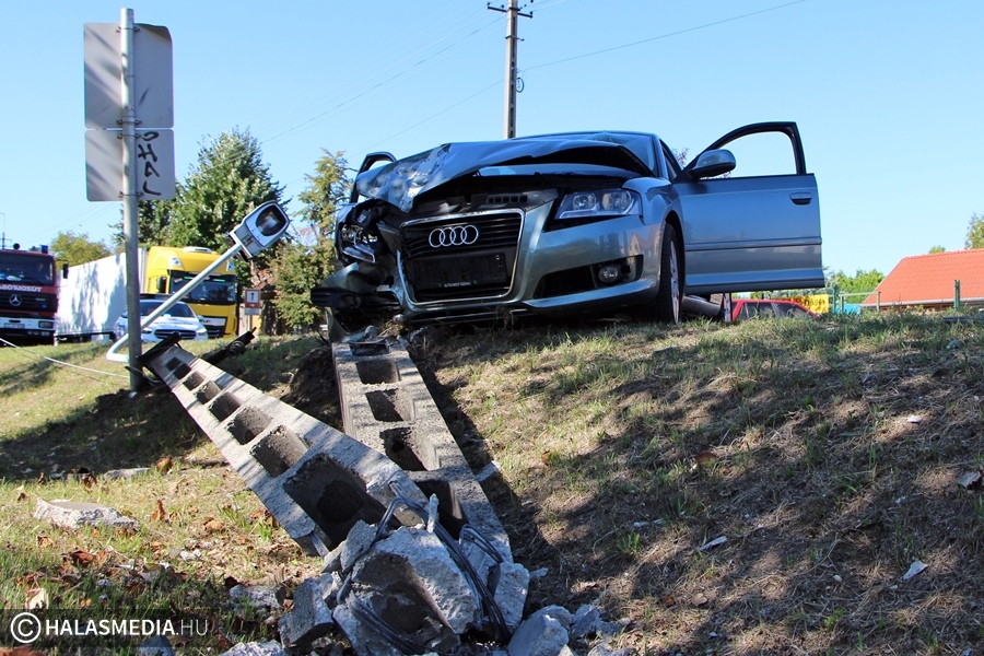 Villanyoszlopnak ütközött egy Audi az 53-as főúton (galéria)