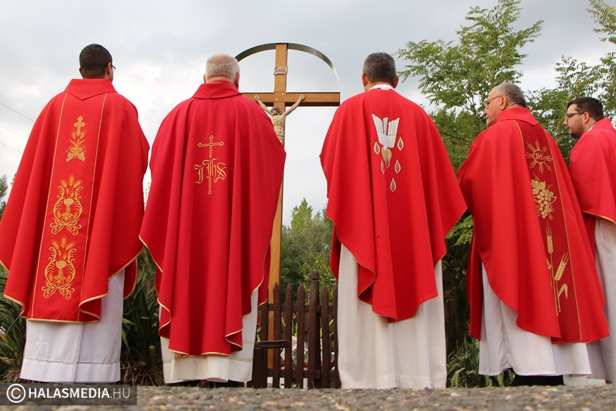 (►)  Újjászületett a felsőszállási út menti kereszt (galéria)