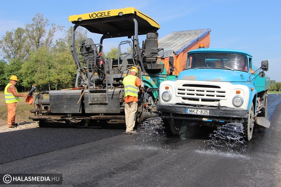 (►) Kopolyai út: 3050 tonnányi aszfaltot terítenek le (galéria)