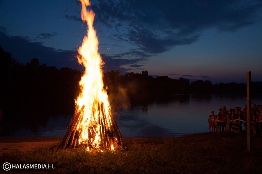 (►) Máglya és boszik a Sóstónál