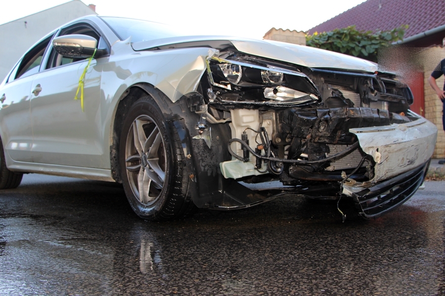 Két autó ütközött a Báthory utcai kereszteződésben