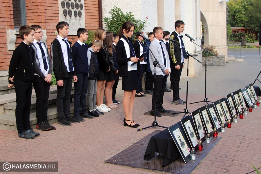 ►Tisztelgés az aradi vértanúk emléke előtt (galéria)