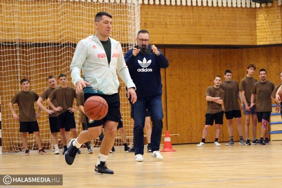 (►) Lőrincz Viktor olimpikon tartott testnevelésórát a dékánis diákoknak (galéria)
