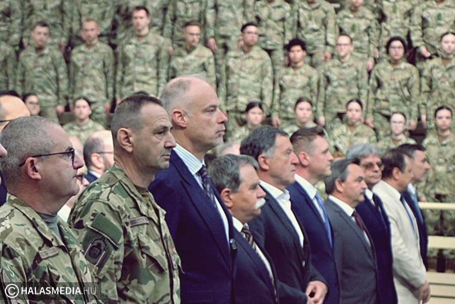 (►) Újabb rangos vendég a Dékániban: ezúttal a honvédelmi miniszter látogatta meg az intézményt (galéria)