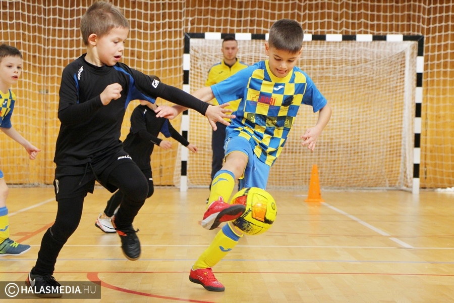 Két kupa, 11 csapat: 110 gyermek focizott (galéria)