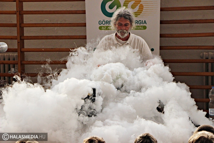 (►) Füst, gitár, és az Örömóda is volt a rendhagyó fizikaórán (galéria)