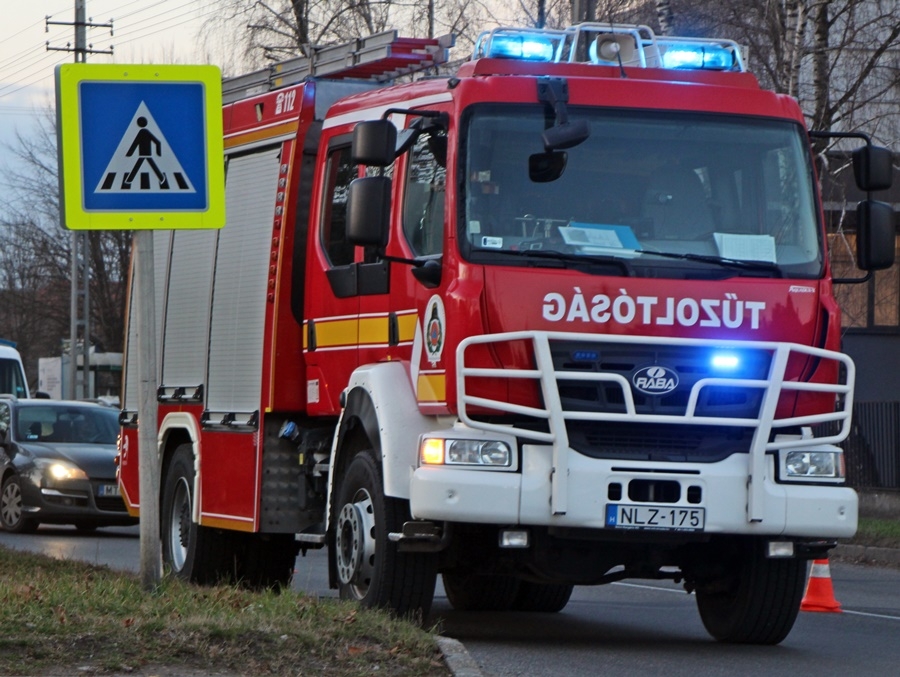 Árokba csúszott egy kamion a kisszállási körforgalomban