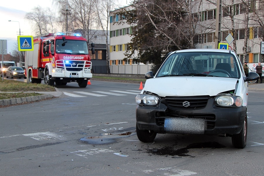 Három autó ütközött az 53-as főúton (galéria)