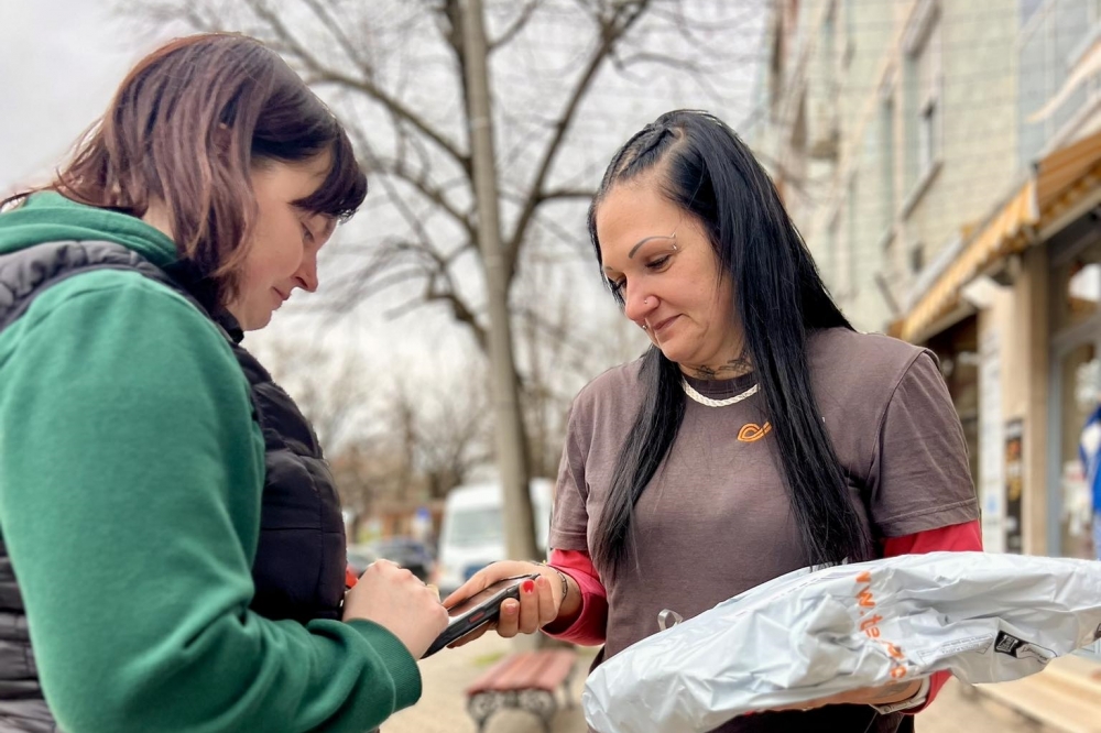 Bea, a halasi futárcsaj a Tükörben
