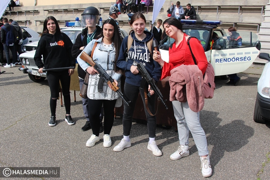 Rendőrségi Roadshow volt a Dékáni-technikumban (galéria)