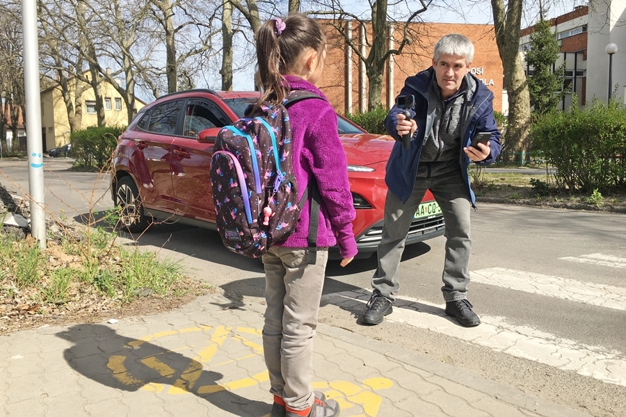 (►) Imola elmondja, és megmutatja, hogyan kell biztonságosan átkelni a zebrán