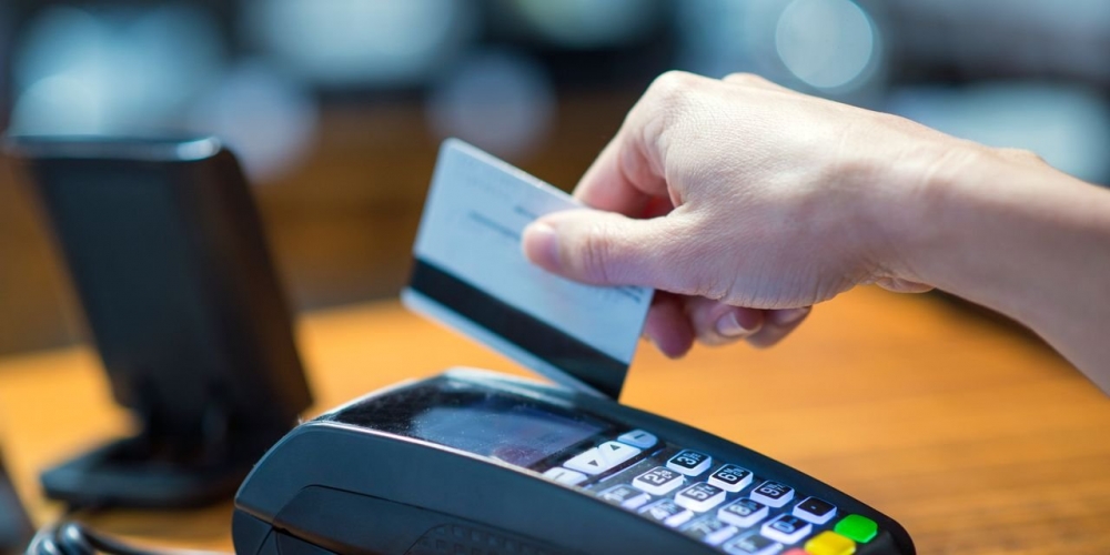 Más bankkártyájával fizetett a halasi nő