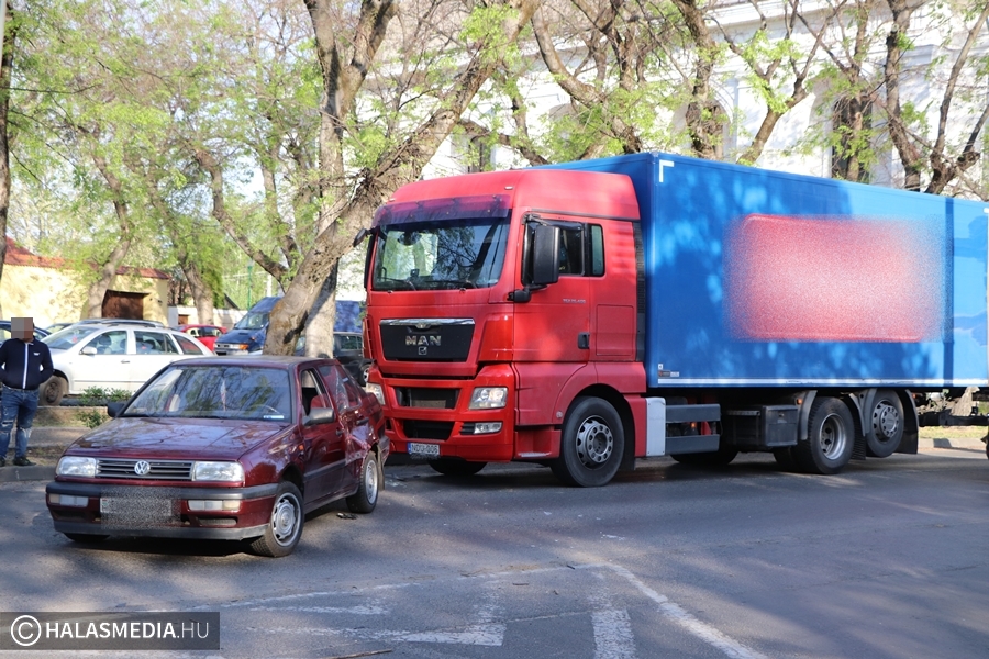 MAN és VW ütközött a református templomnál