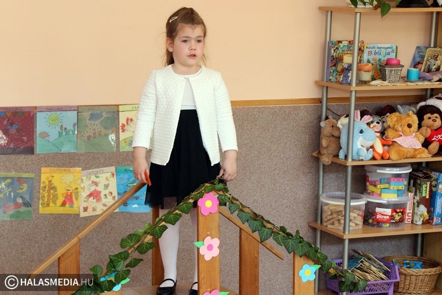 (►) Vers- és mesemondó ovisok a költészet napján (galéria)