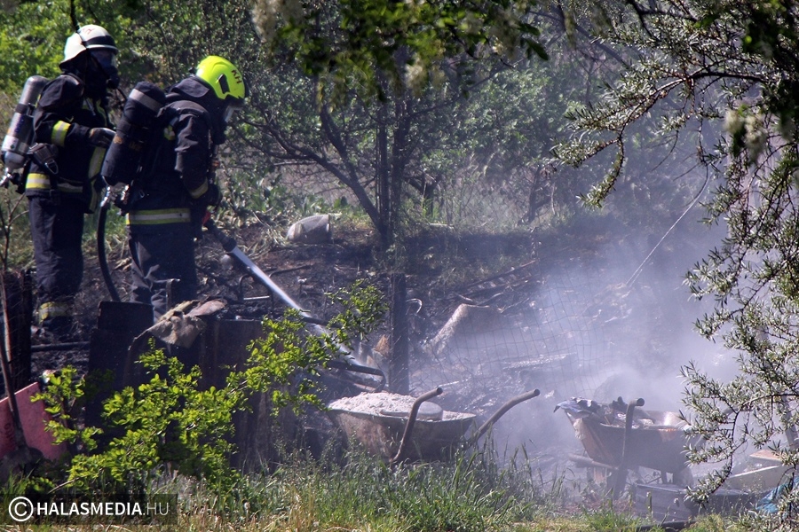 Tűz a Levendula utcában: az oltást megkezdő szomszéd füstmérgezés gyanújával kórházba került