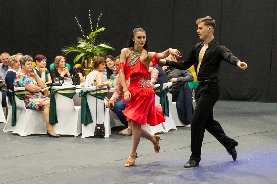 (►) A tekós család első közös bálja (galéria)