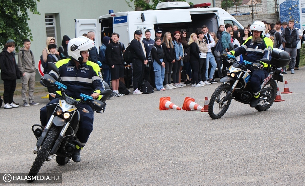 (►) Nyílt napra várta a diákokat a rendőrség (galéria)