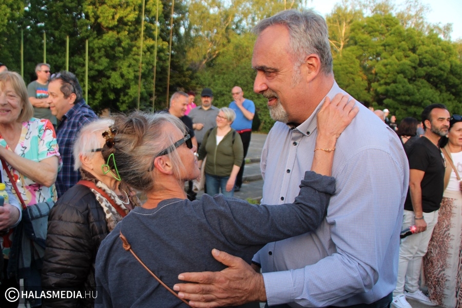 (►) Megtelt a Semmelweis tér: Halas és környéke kiállt dr. Szepesvári Szabolcs mellett (galéria)