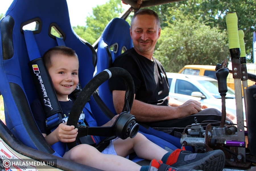Ezt is megcsinálták: nyárindító gyermeknap volt a halasi autókrossz pályán (galéria)