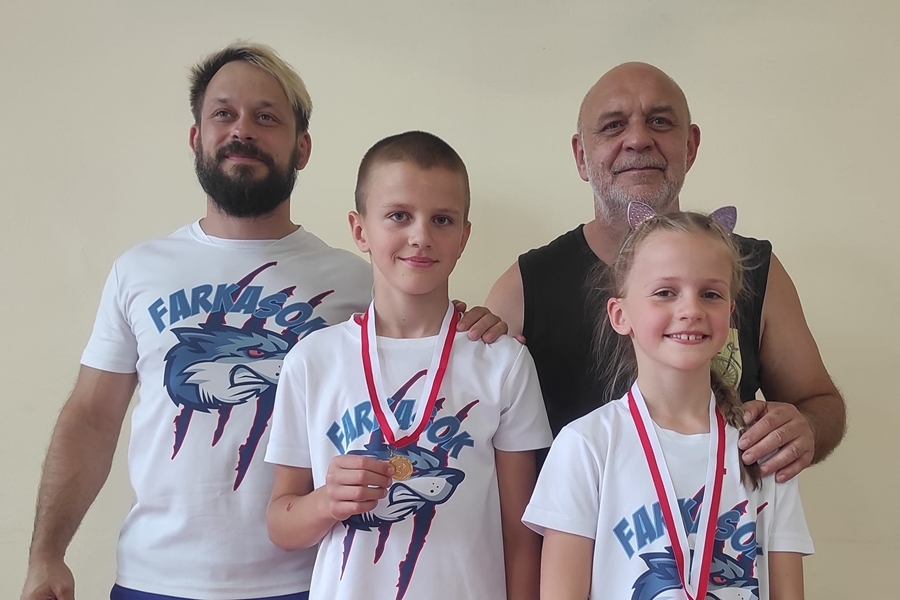 Aranyéremmel tértek haza a halasi birkózók