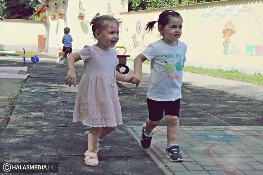 (►) Vidám gyermeknap és ballagás a bölcsődében (galéria)