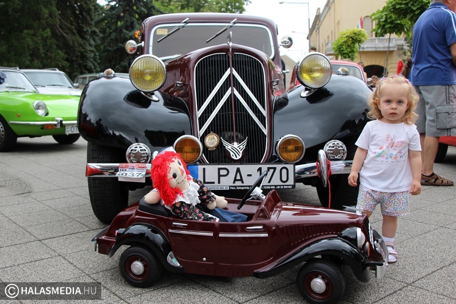 (►) Több százan csodálták a veterán járműveket a halasi főtéren (galéria)