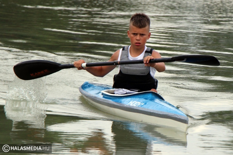 (►) Gergő, aki a Sóstón kajakozik (galéria)