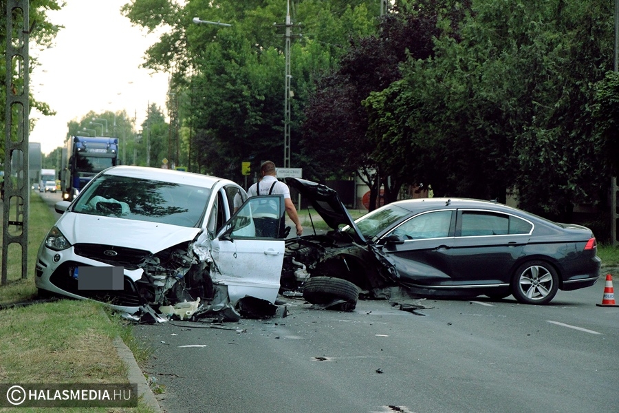 Félfrontális ütközés az 53-as főúton: mind az öt utast kórházba szállították (galéria)
