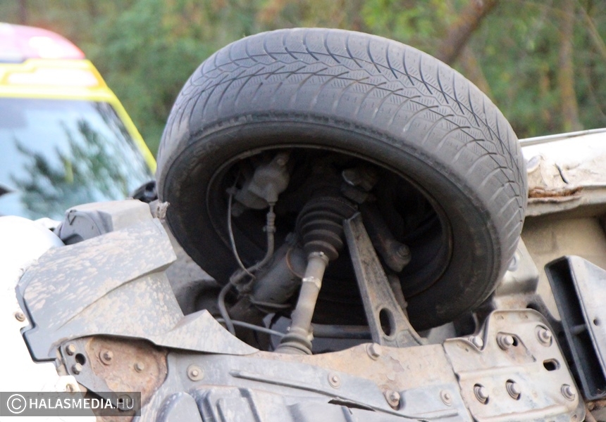 Oldalára borult egy autó a zsanai úton