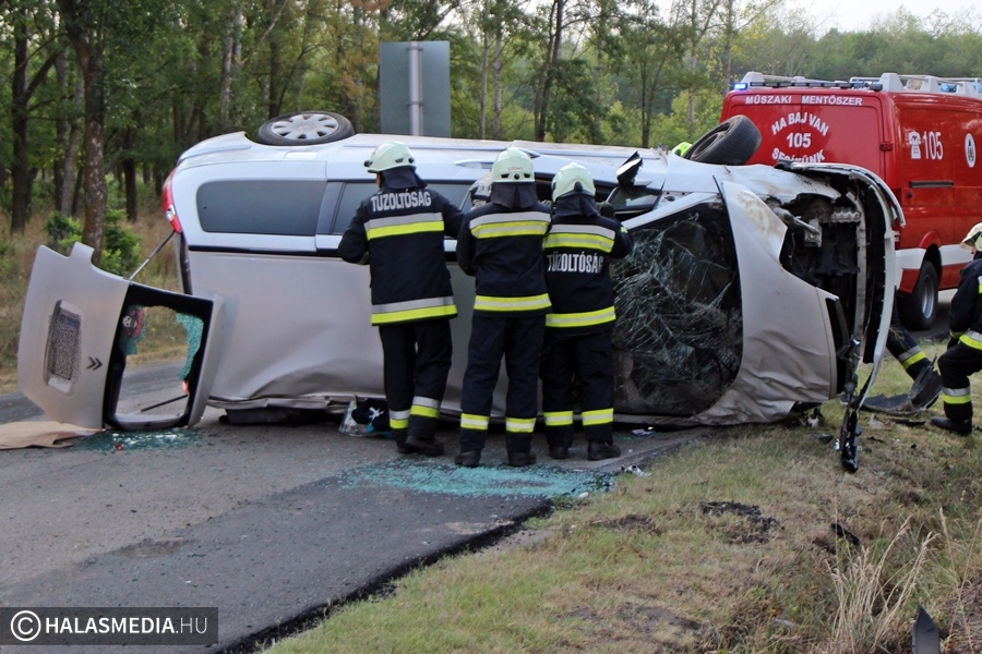 Felborult egy  Citroën a zsanai úton (galéria)