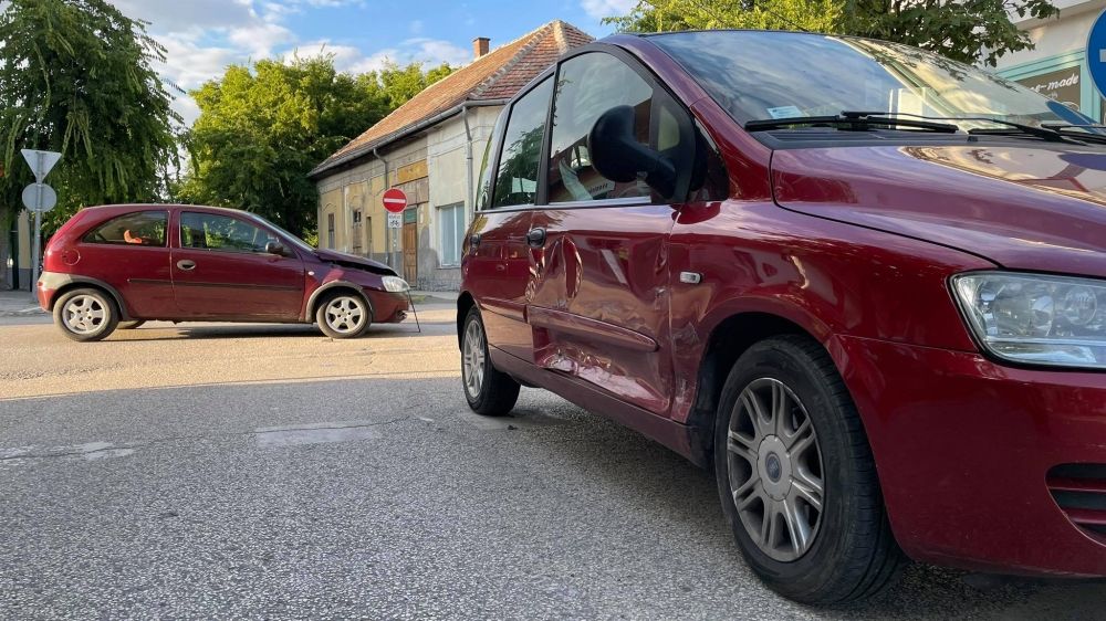 Baleset volt az Eötvös utcai kereszteződésben