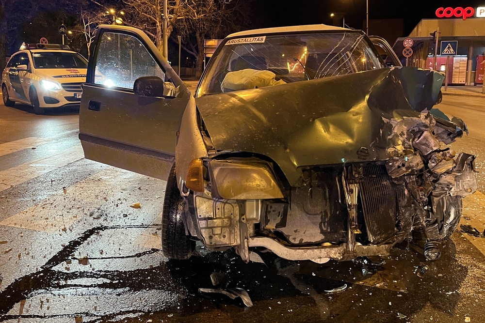 Suzuki, és Peugeot ütközött, egy jelzőlámpa is kitört (galéria)