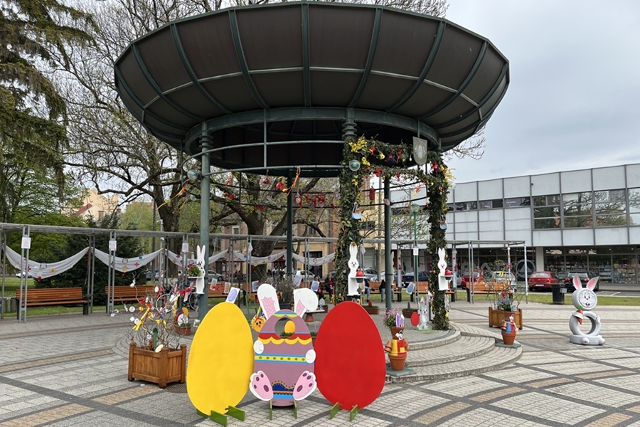 Húsvéti díszbe öltözött a Zenepavilon, elindult a tojásfa szépségverseny (galéria)