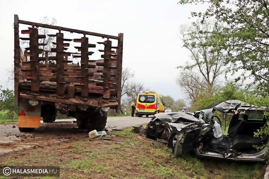 Trágyaszóró traktornak ütközött egy autó, a sofőr súlyosan megsérült (galéria)
