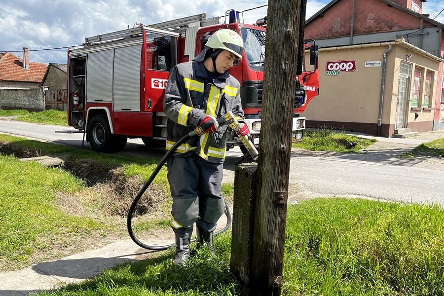 Kigyulladt egy villanyoszlop alsó része a Bornemissza utcában