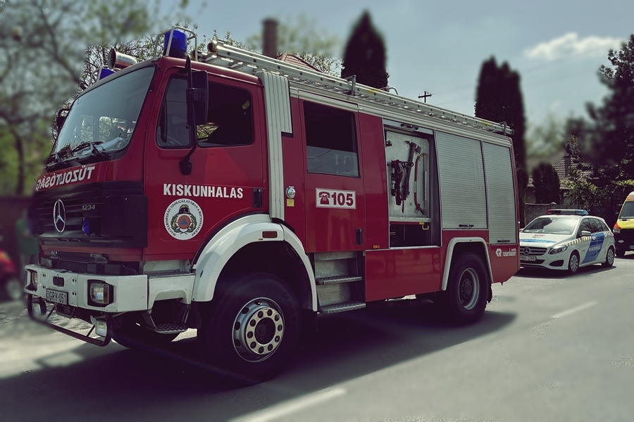 Kigyulladt egy családi ház, a halasi tűzoltókat is riasztották