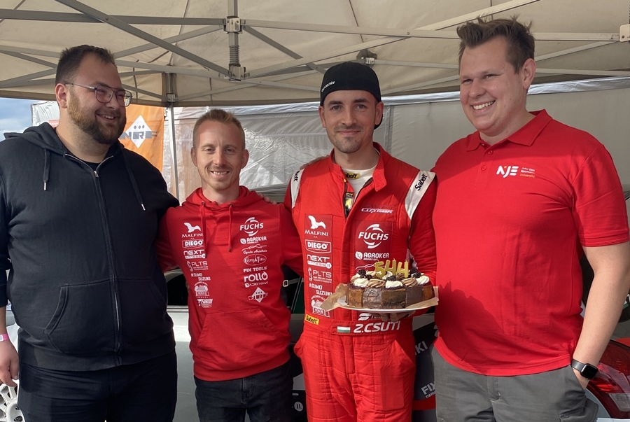 Csuti Zoltán szülinapi ajándéka, a torta mellé három ezüstérem