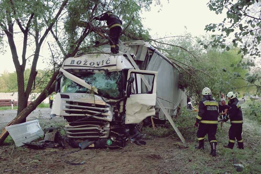 Durrdefekt miatt rohant árokba egy szerb kamion Pirtó közelében (galéria)