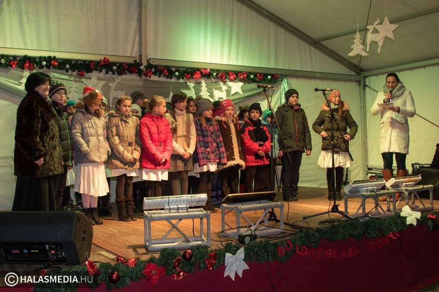 Énekkar és néptánc az Adventi Téren (galéria)