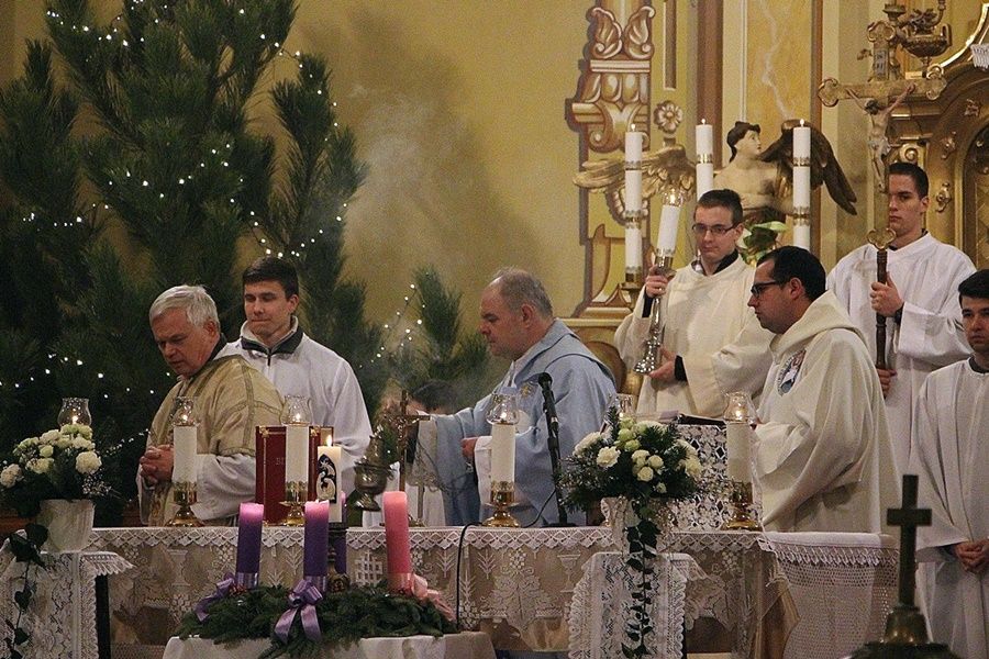 Százak az éjféli misén (galéria)